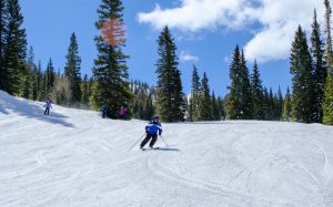 Senior,Downhill,Skier,Skiing,In,Colorado,Ski,Resort,Near,Aspen,